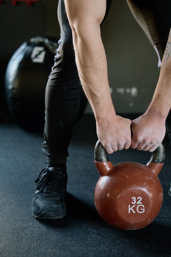 Man hoisting 32kg kettlebell