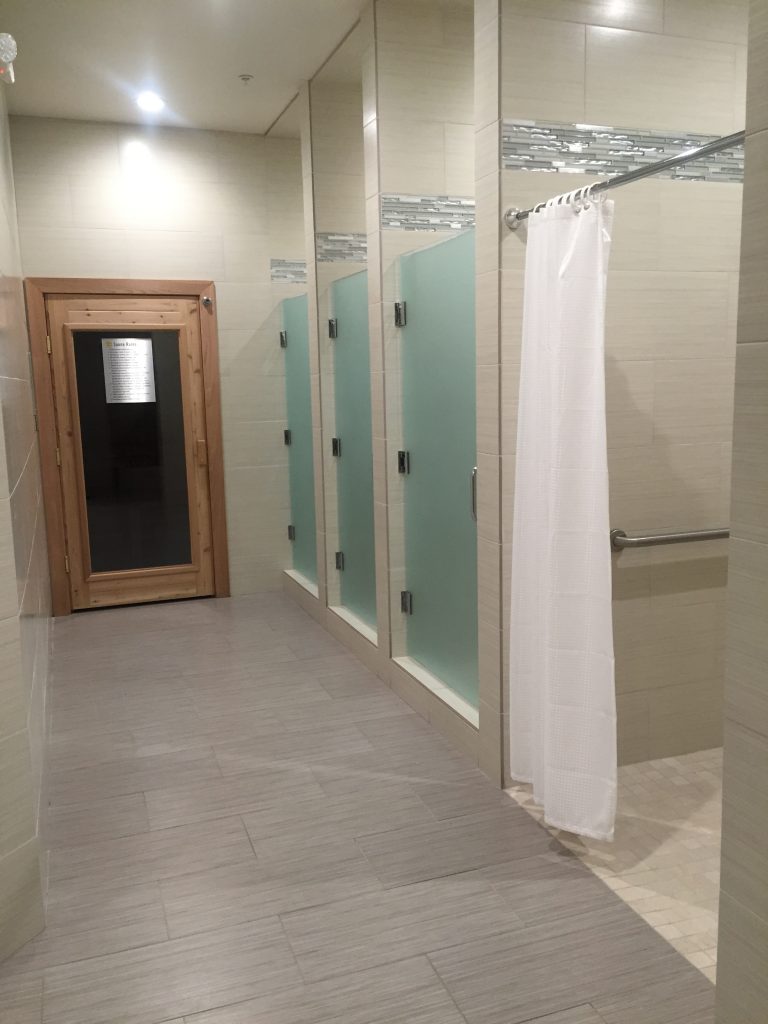 Does Gold's Gym Have Showers? (Photos & FAQ)