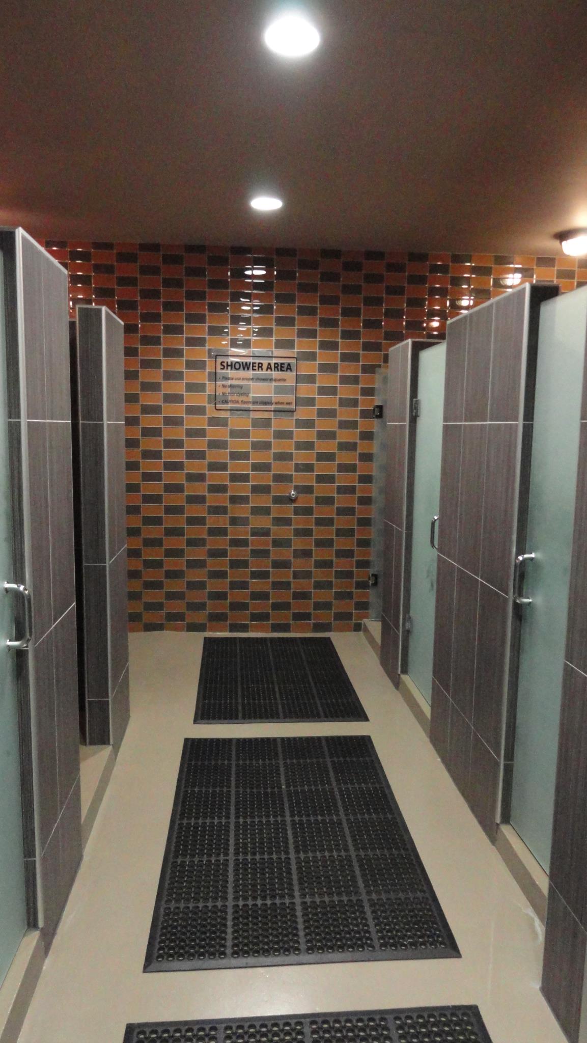 Does Fitness Connection Have Showers? (Photos & FAQ)